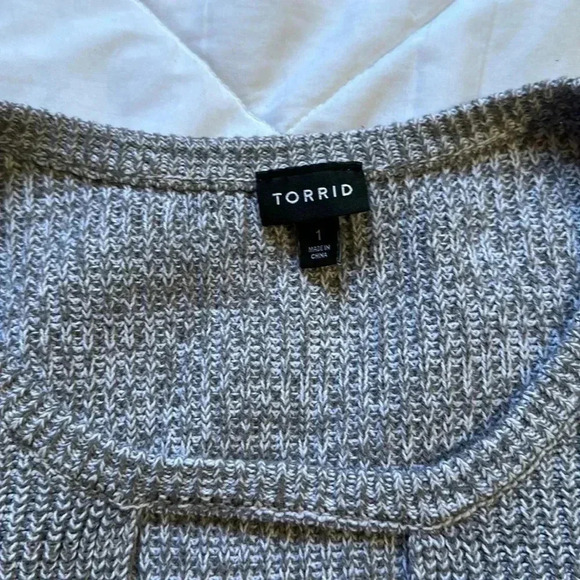 Torrid gray sweater size 1X keyhole front - Picture 3 of 5